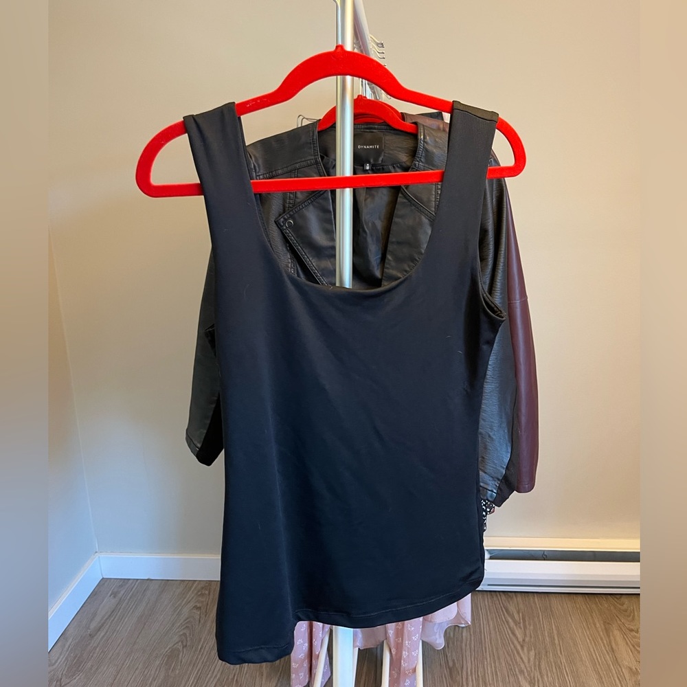 Dynamite Scoop Neck Tank (Black, size M)
